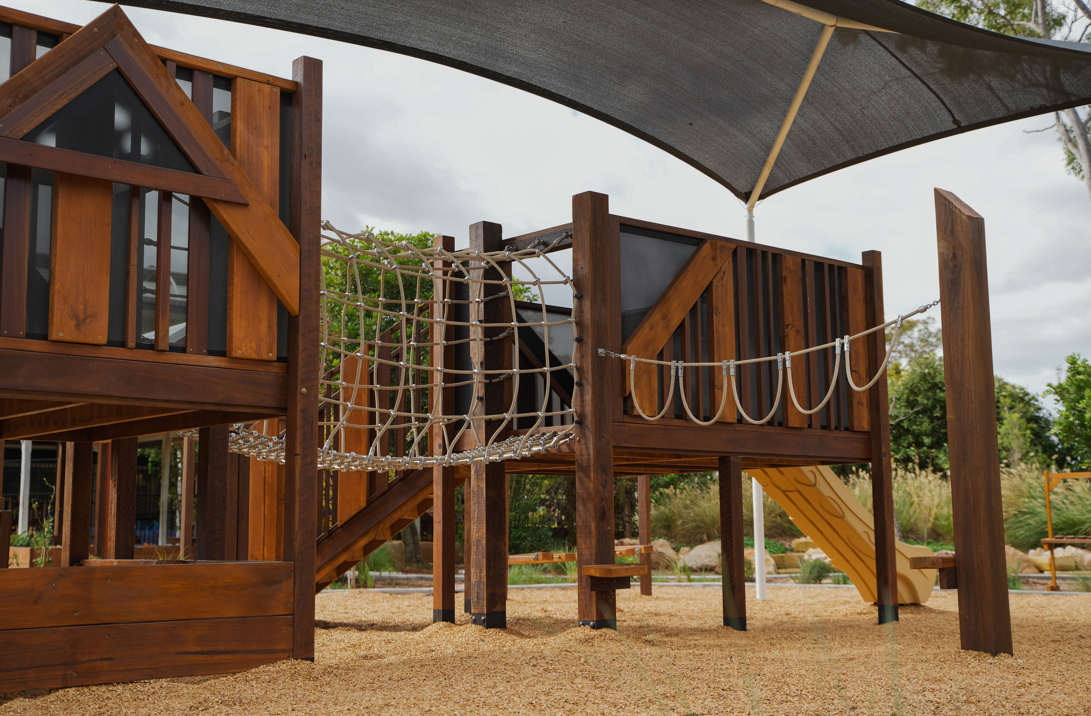 Net bridge connecting the multi-level play structure
